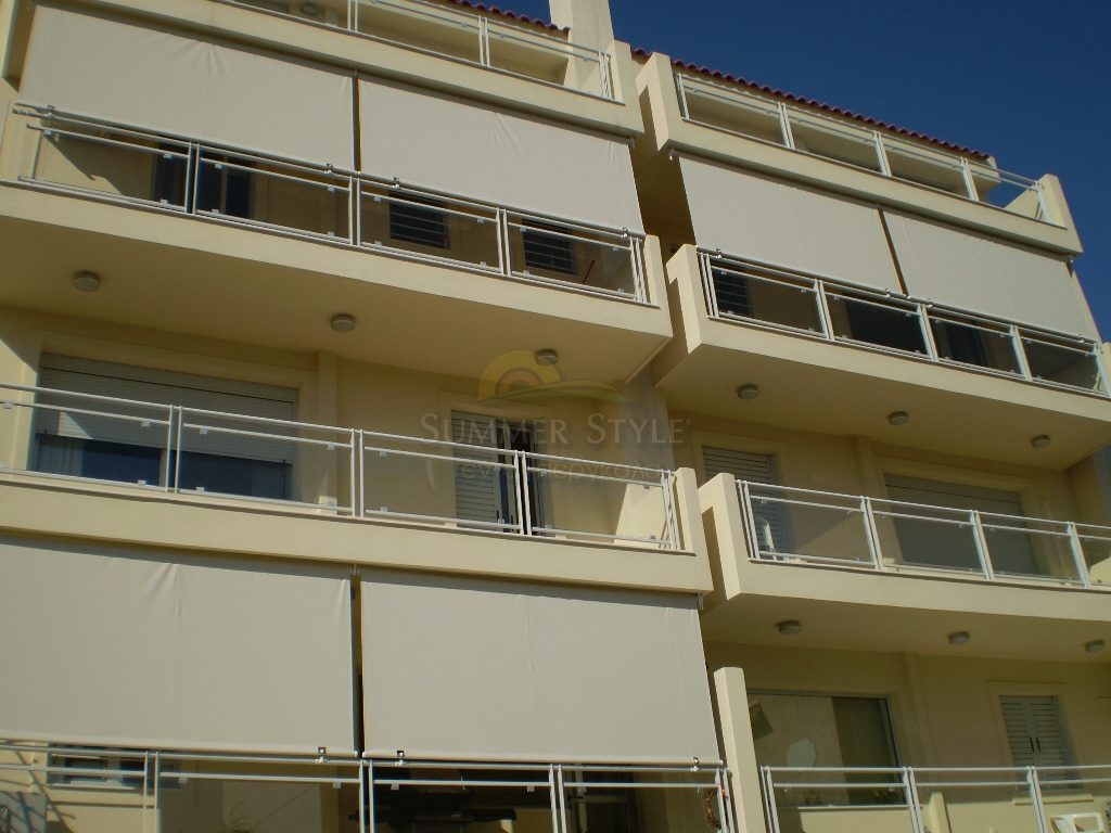 Τέντες ριντό σε μπαλκόνι με στήριξη στην κουπαστή με γάντζους αλουμινίου και χειροκίνητο μηχανισμό