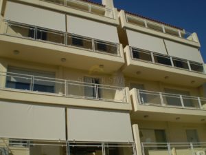 Τέντες ριντό σε μπαλκόνι με στήριξη στην κουπαστή με γάντζους αλουμινίου και χειροκίνητο μηχανισμό